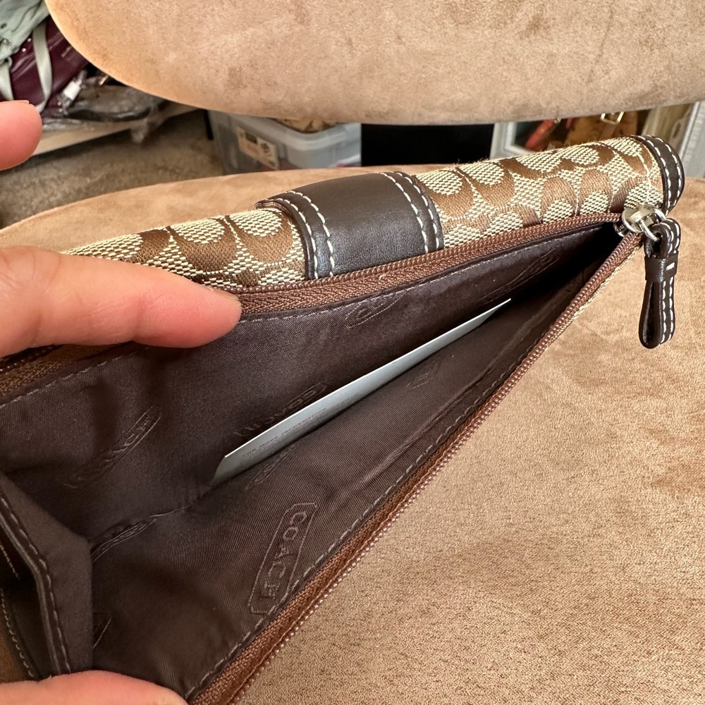 #20. Coach Soho Brown Signature Jacquard Trifold Checkbook Wallet F40584 VGUC - Picture 12 of 12